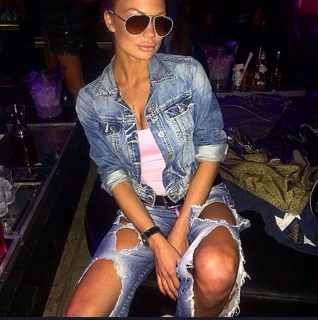 Живу и принимаю гостей в самом сердце Москвы. 💋
Моя цель - предоставить тебе незабываемые моменты, исполнить самые сокровенные фантазии. У меня широкий спектр услуг, я готова подарить тебе ощущение полного расслабления и настоящей страсти. Я знаю, как доставить удовольствие и удовлетворить каждое твоё желание. ✨
Мои клиенты говорят, что я создаю особую атмосферу и могу воплотить в жизнь самые смелые фантазии. Мое фото 100% настоящее, и я гарантирую, что увидишь именно меня при встрече. Оставляй свои отзывы, чтобы и другие могли оценить мои навыки и таланты. 💕
Встречи со мной абсолютно конфиденциальны, я ценю твою приватность и скромность. Обещаю, что буду заботиться о тебе с любовью и страстью. Жду тебя, чтобы мы вместе окунулись в мир наслаждения и настоящего удовольствия. 😘 Вика